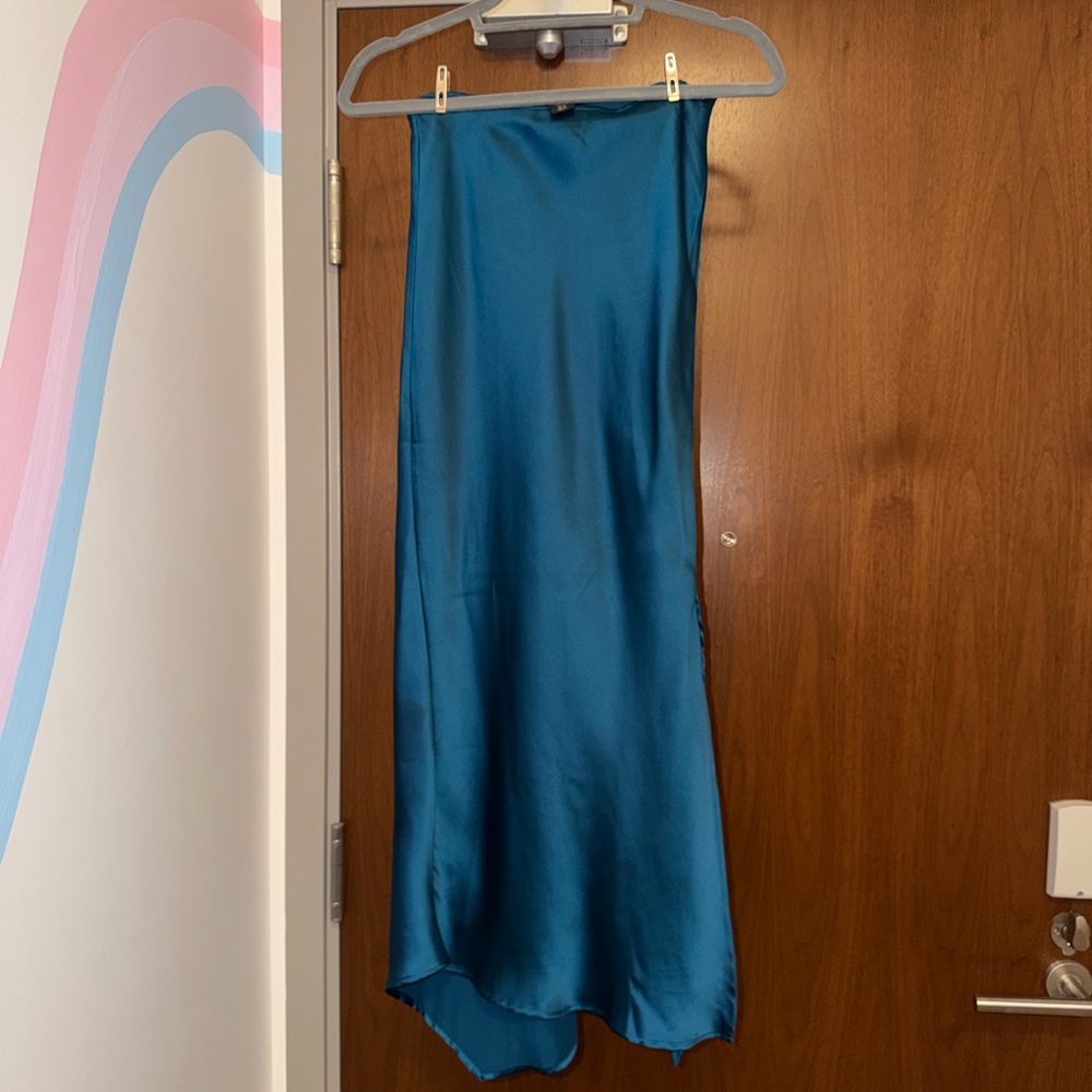 Beautiful blue satin-like midi skirt - Picture 2 of 2